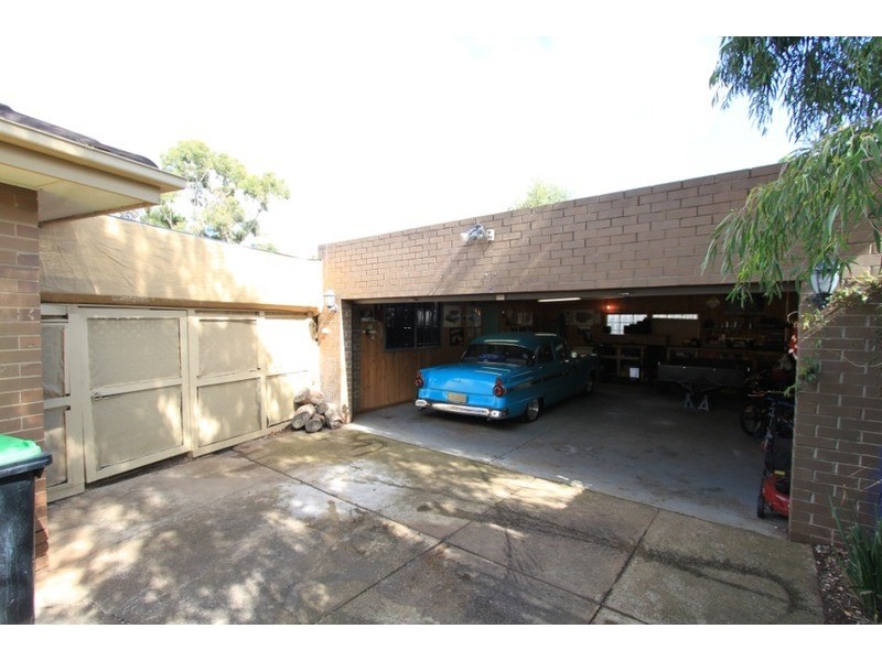 6 Henty Street, Melton South VIC 3338