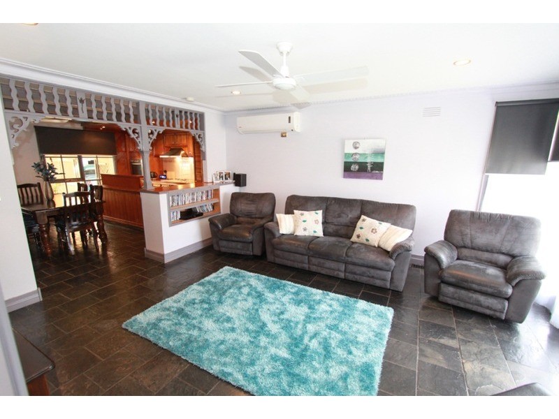 6 Henty Street, Melton South VIC 3338