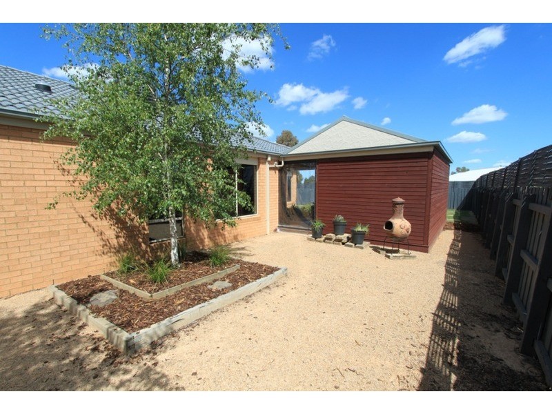 9 Nightmarch Place, Kurunjang VIC 3337