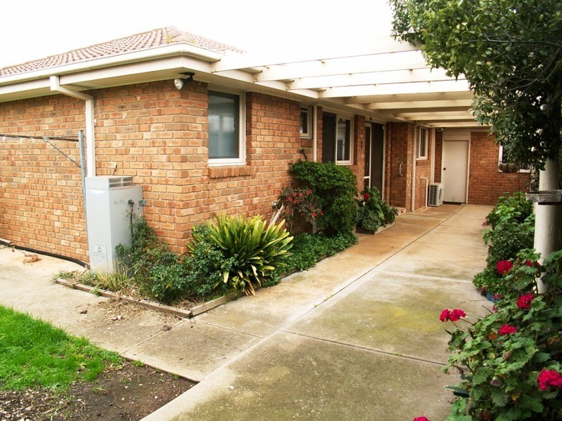 2/15 Smoult Drive, Melton VIC 3337