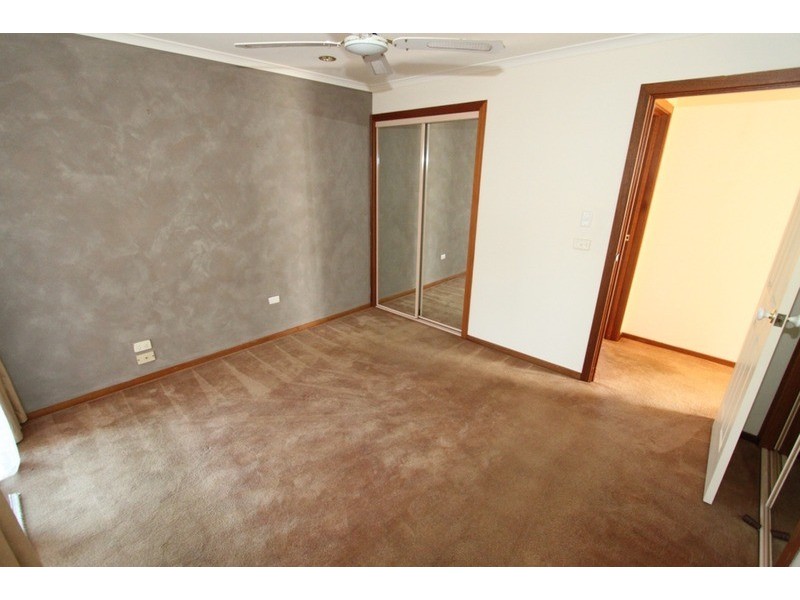 2/81 Gretel Grove, Melton VIC 3337