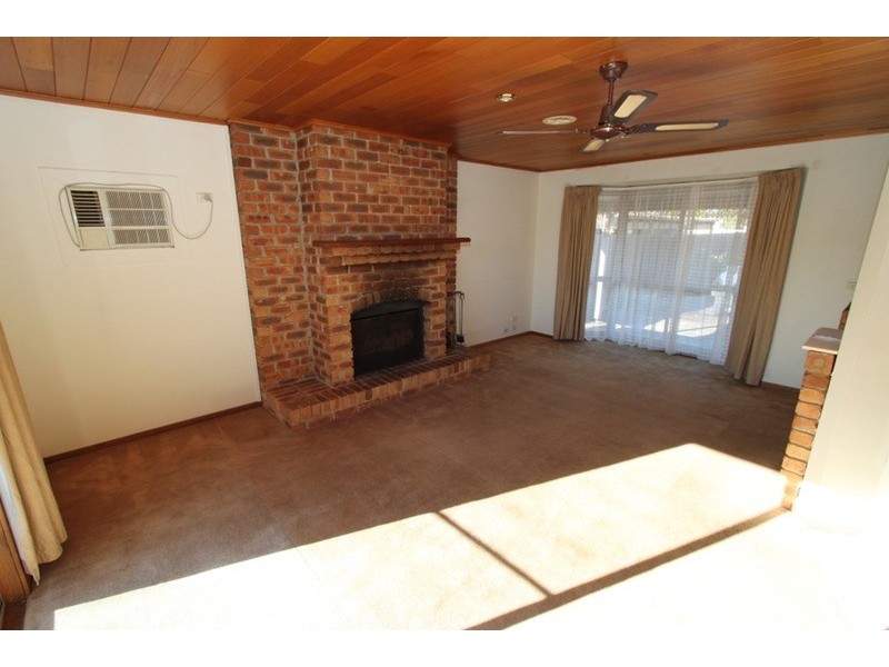 2/81 Gretel Grove, Melton VIC 3337