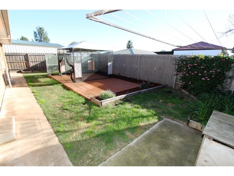 2/81 Gretel Grove, Melton VIC 3337