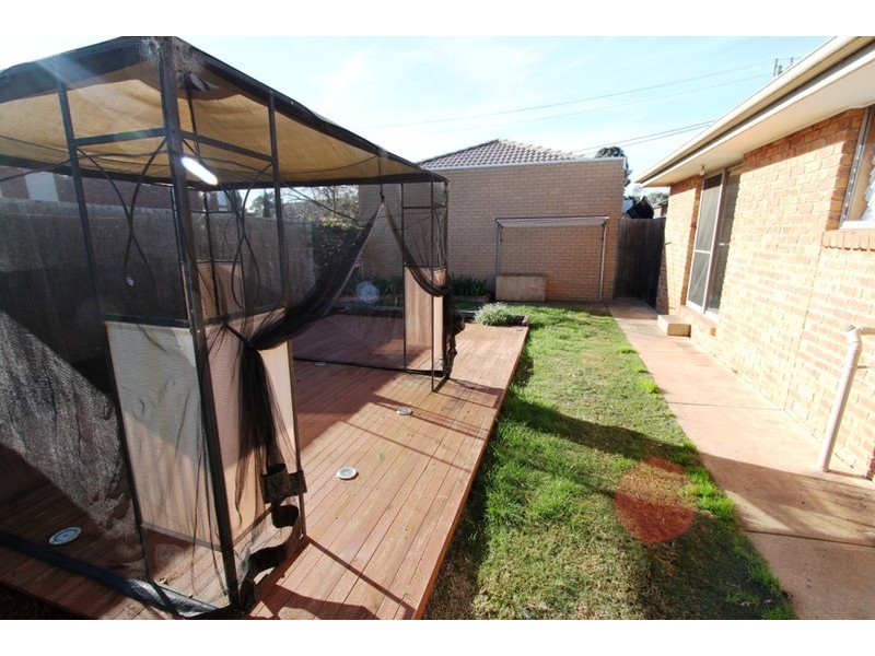 2/81 Gretel Grove, Melton VIC 3337