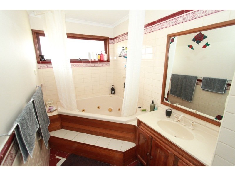 12 Hume  Avenue, Melton South VIC 3338