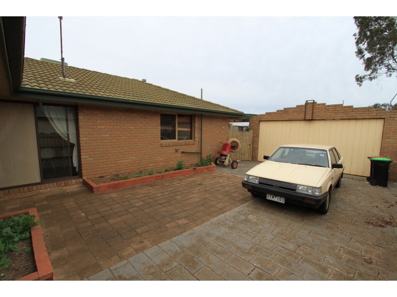 12 Hume  Avenue, Melton South VIC 3338