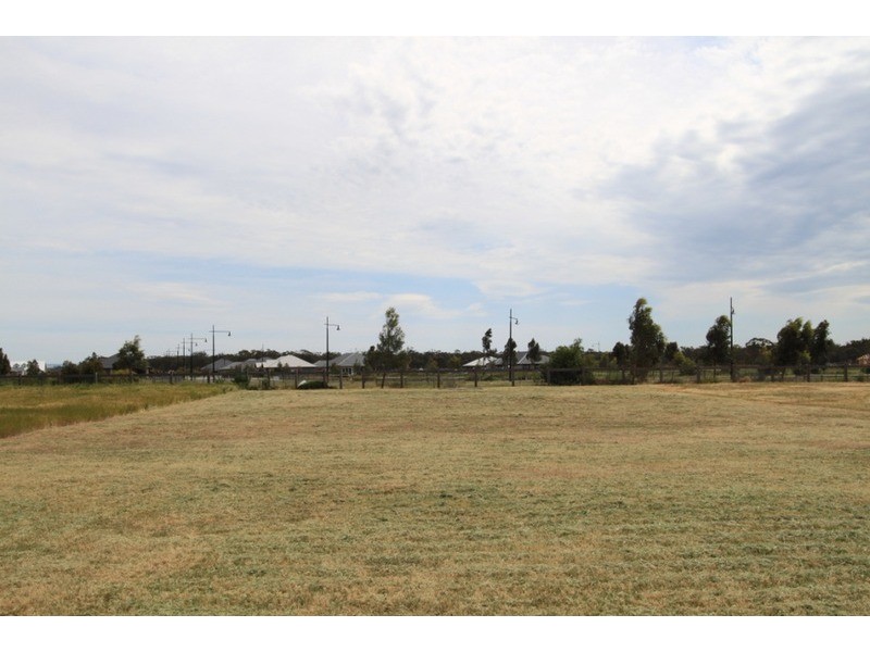 10 Castlemaine Drive, Eynesbury VIC 3338