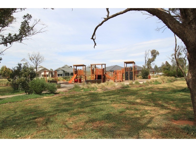 10 Castlemaine Drive, Eynesbury VIC 3338
