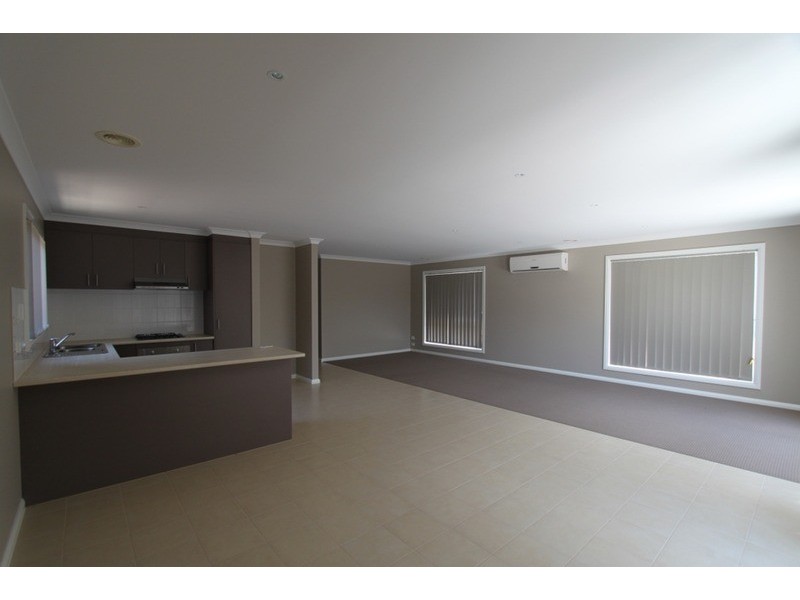 1/11 Glenfield Avenue, Melton West VIC 3337