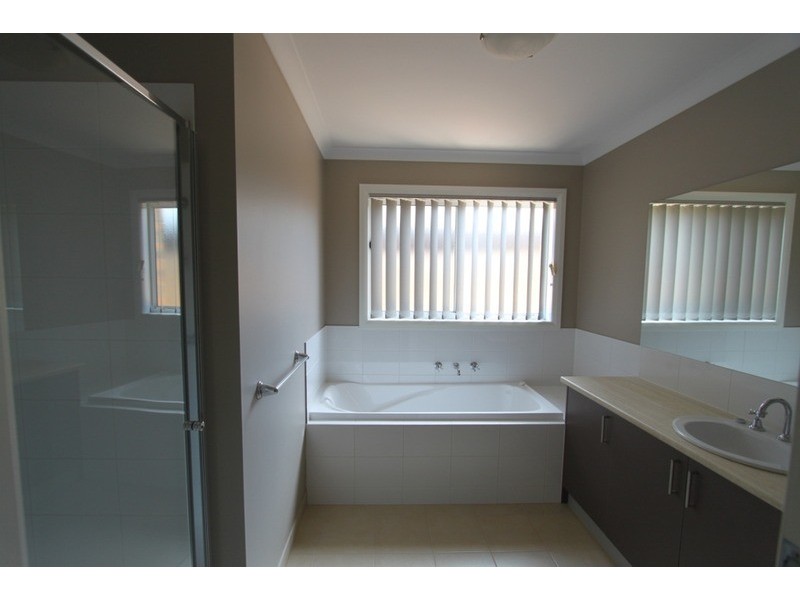 1/11 Glenfield Avenue, Melton West VIC 3337