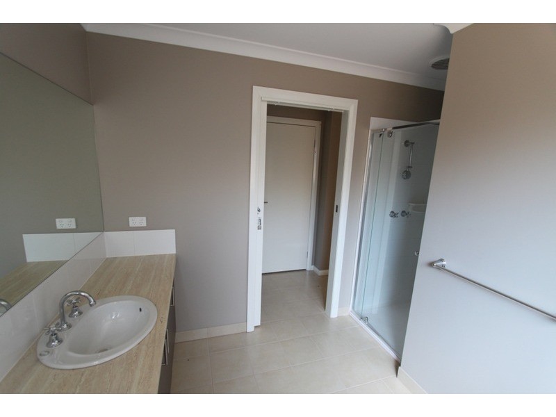 1/11 Glenfield Avenue, Melton West VIC 3337