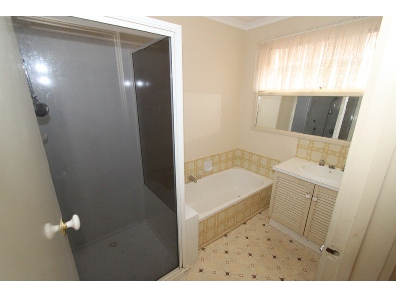 15 Kurrujong Crescent, Melton South VIC 3338