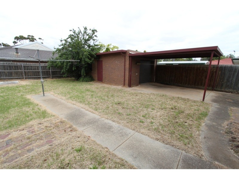 15 Kurrujong Crescent, Melton South VIC 3338