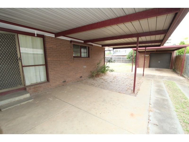 15 Kurrujong Crescent, Melton South VIC 3338