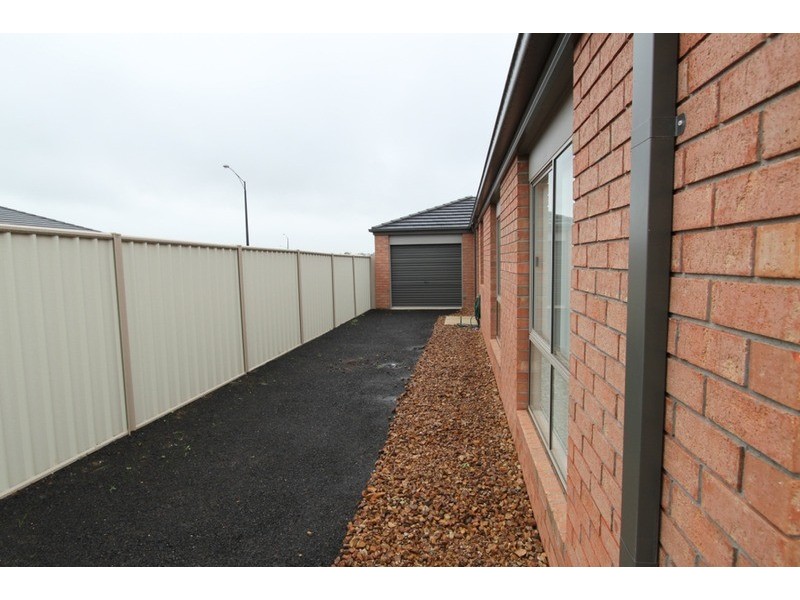 13 Mallow Street, Brookfield VIC 3338