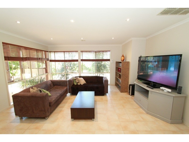 29 Southdean Avenue, Melton West VIC 3337