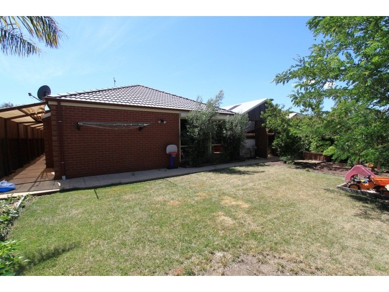 29 Southdean Avenue, Melton West VIC 3337