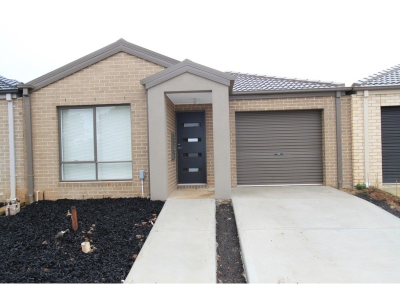 35 Lakewood Boulevard, Melton VIC 3337