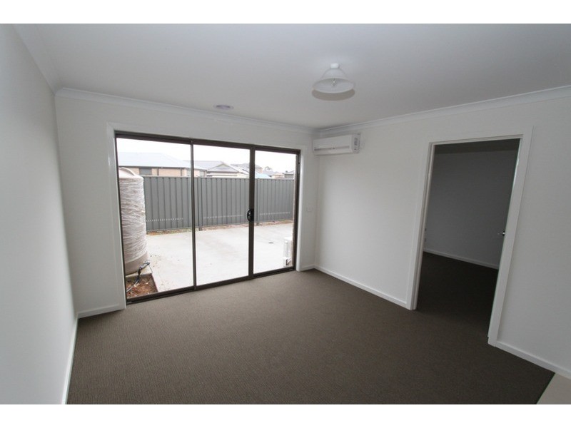 35 Lakewood Boulevard, Melton VIC 3337