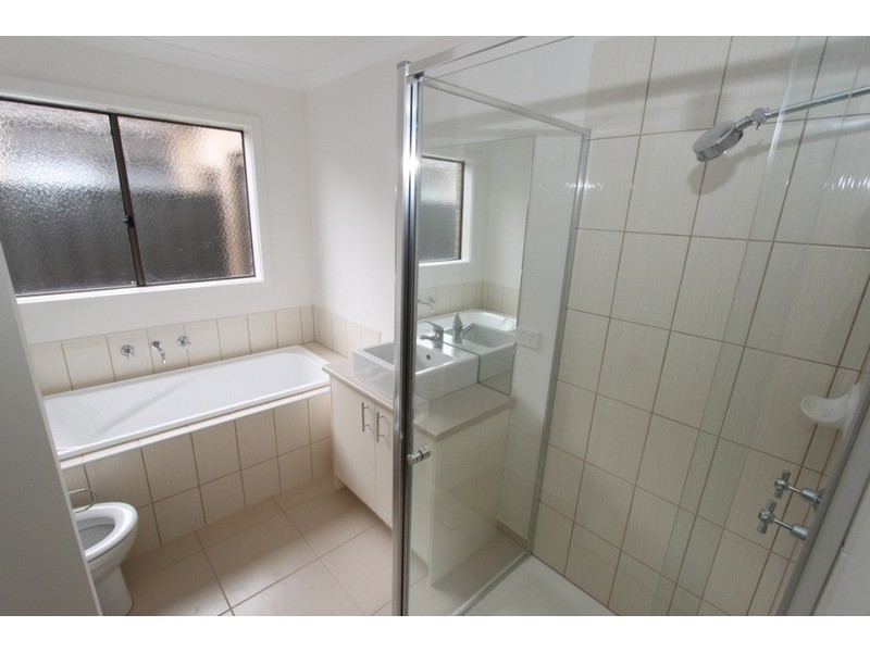 35 Lakewood Boulevard, Melton VIC 3337