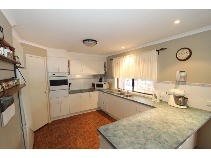 17 Fleetwood Circuit, Melton West VIC 3337