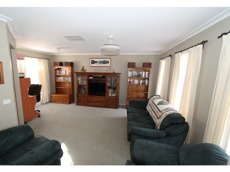 17 Fleetwood Circuit, Melton West VIC 3337