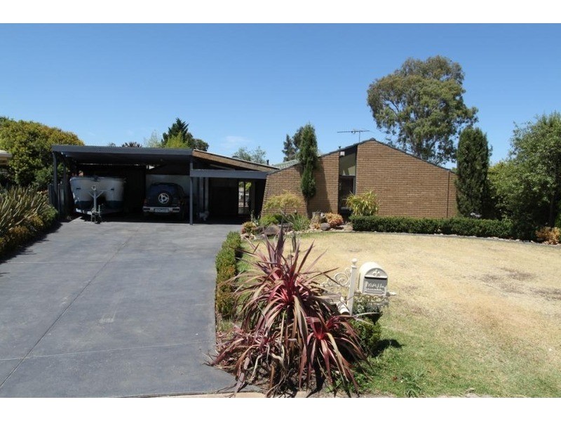 6 Henley  Place, Melton VIC 3337