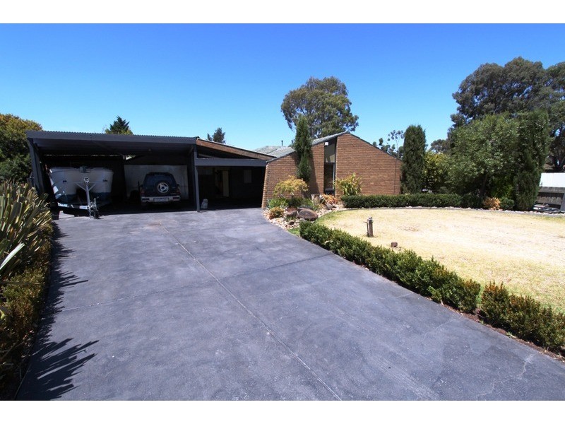 6 Henley  Place, Melton VIC 3337