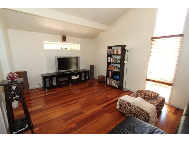 6 Henley  Place, Melton VIC 3337