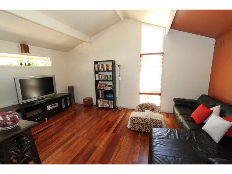 6 Henley  Place, Melton VIC 3337