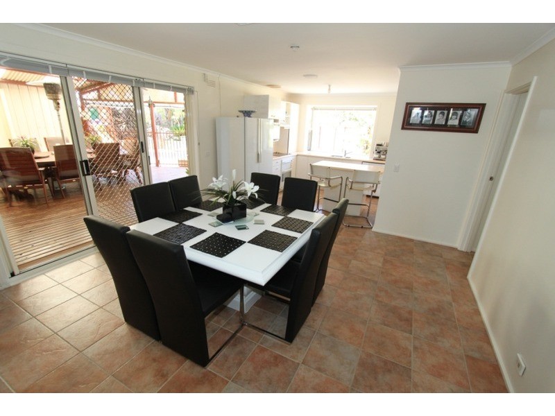 6 Henley  Place, Melton VIC 3337