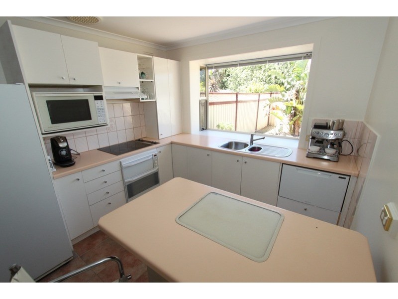 6 Henley  Place, Melton VIC 3337