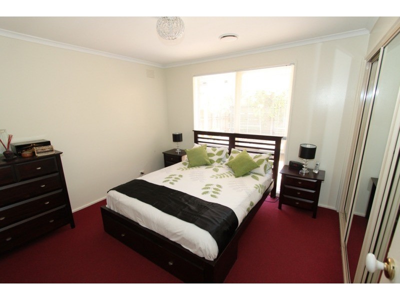 6 Henley  Place, Melton VIC 3337