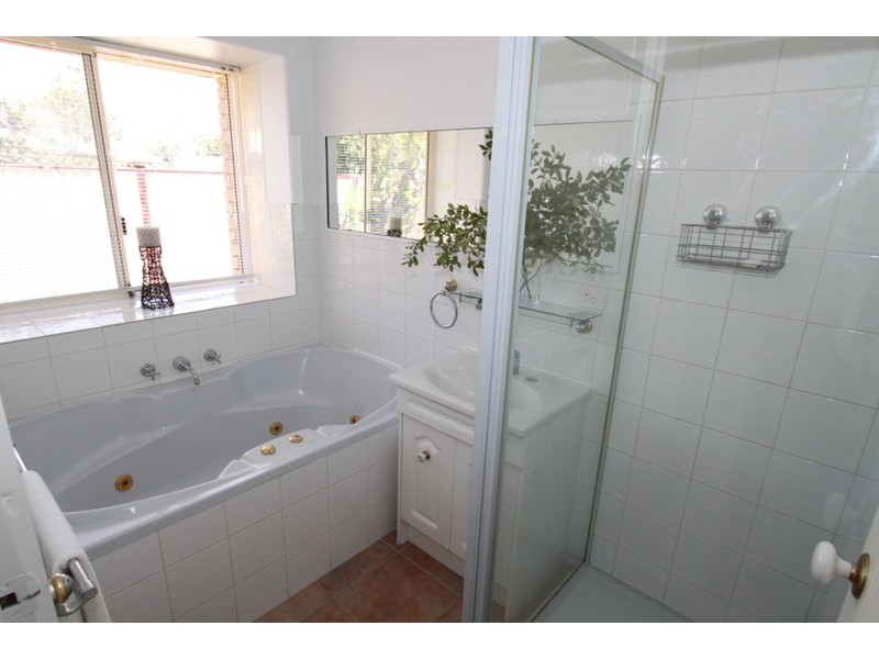 6 Henley  Place, Melton VIC 3337