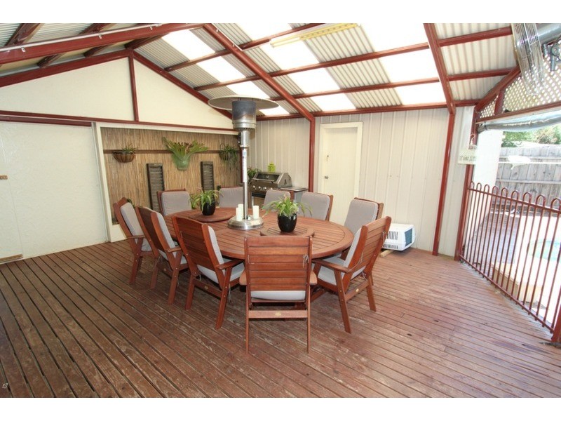 6 Henley  Place, Melton VIC 3337