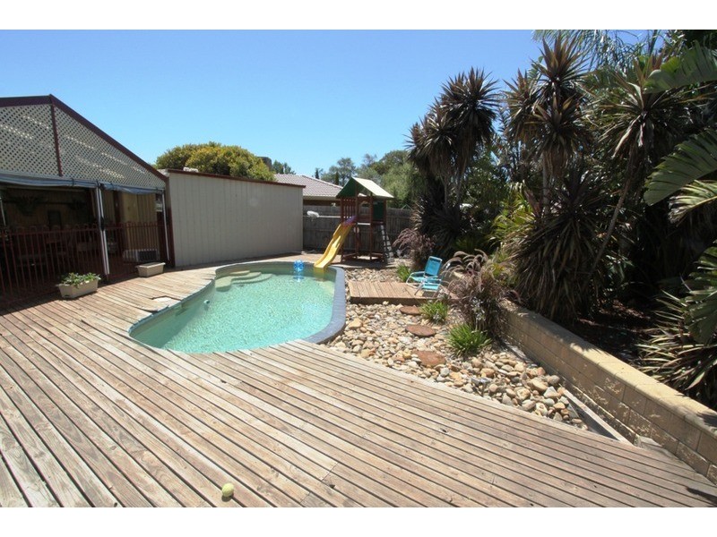 6 Henley  Place, Melton VIC 3337