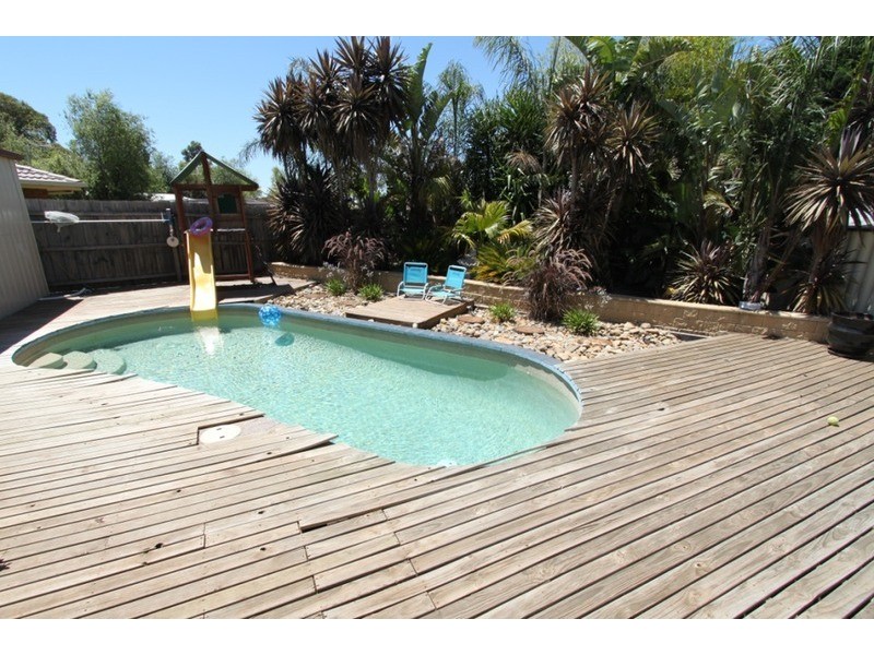 6 Henley  Place, Melton VIC 3337