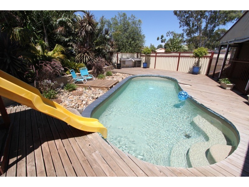 6 Henley  Place, Melton VIC 3337