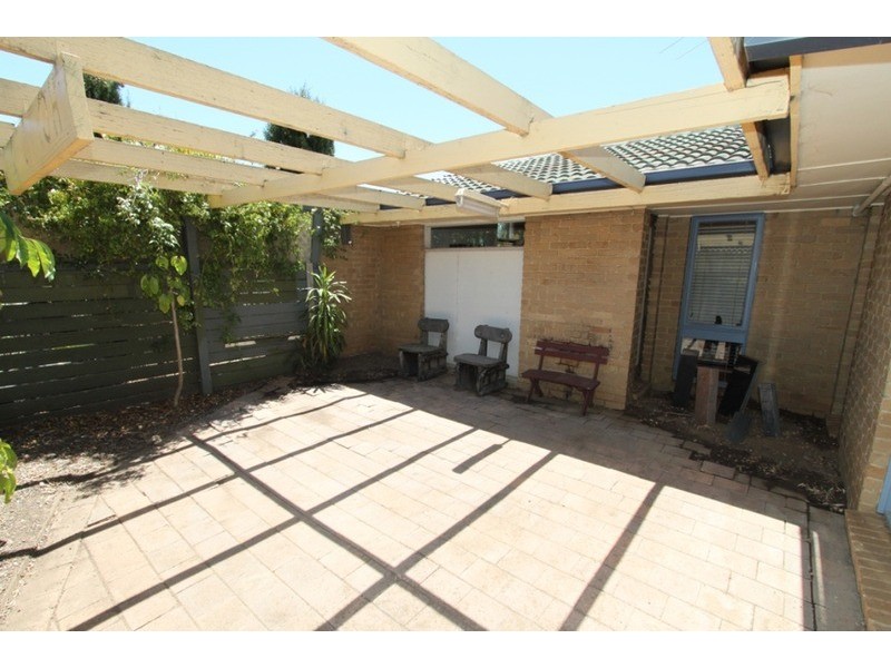 6 Henley  Place, Melton VIC 3337