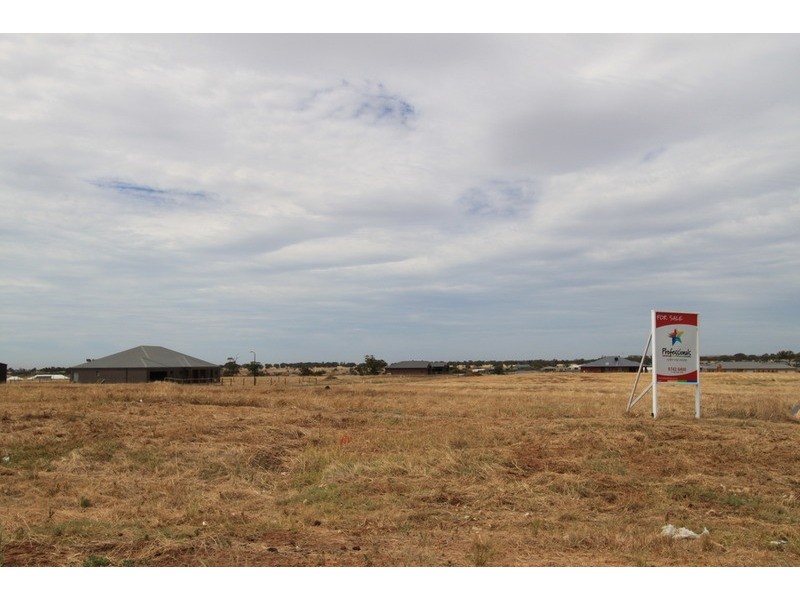 14 Eden Crescent, Hopetoun Park VIC 3340