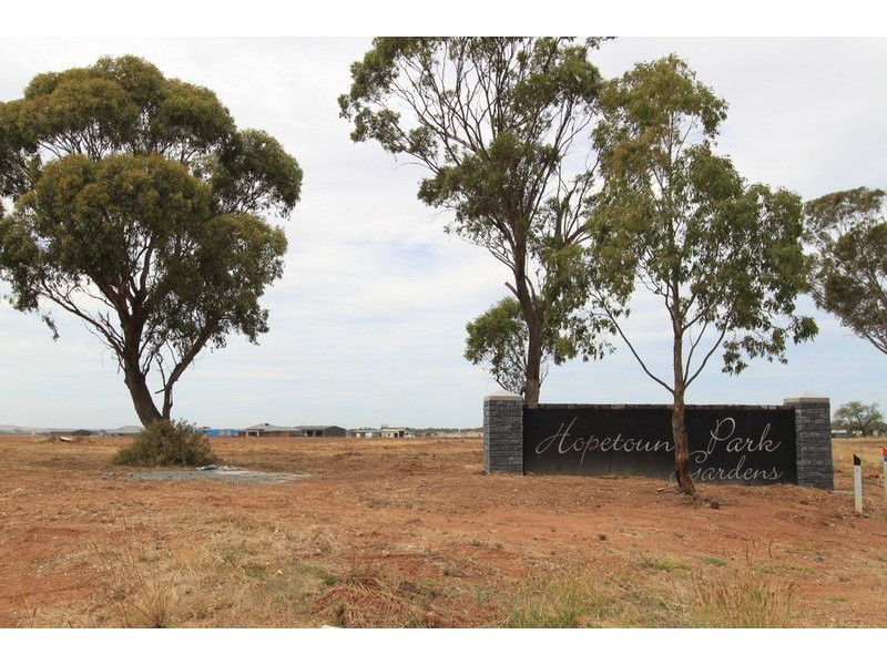 14 Eden Crescent, Hopetoun Park VIC 3340