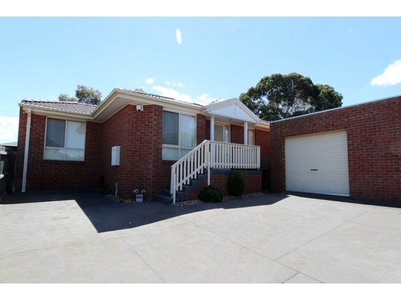 2/11 Palmerston Street, Melton VIC 3337