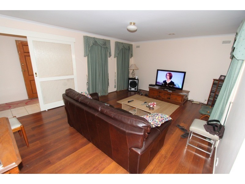 5 Charmaine  Place, Melton West VIC 3337