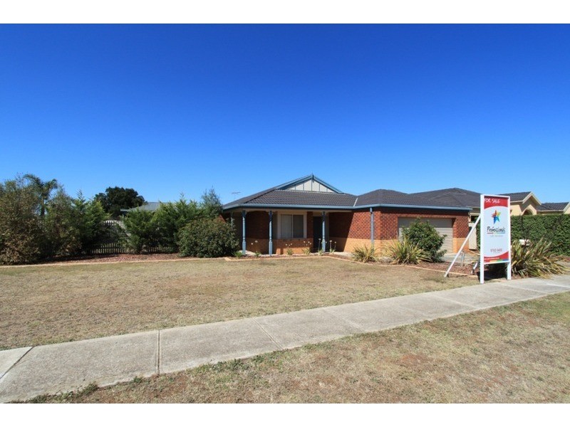 42 Lagarna  Drive, Melton VIC 3337