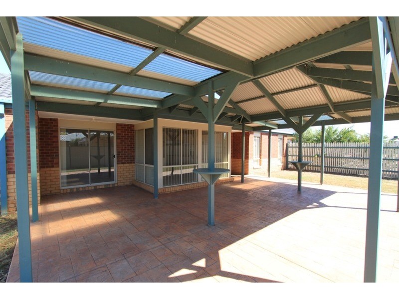 42 Lagarna  Drive, Melton VIC 3337