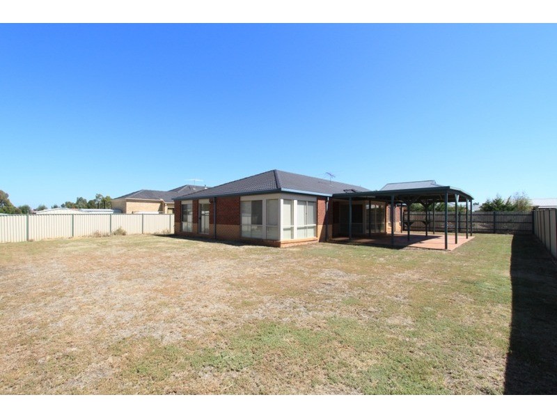 42 Lagarna  Drive, Melton VIC 3337