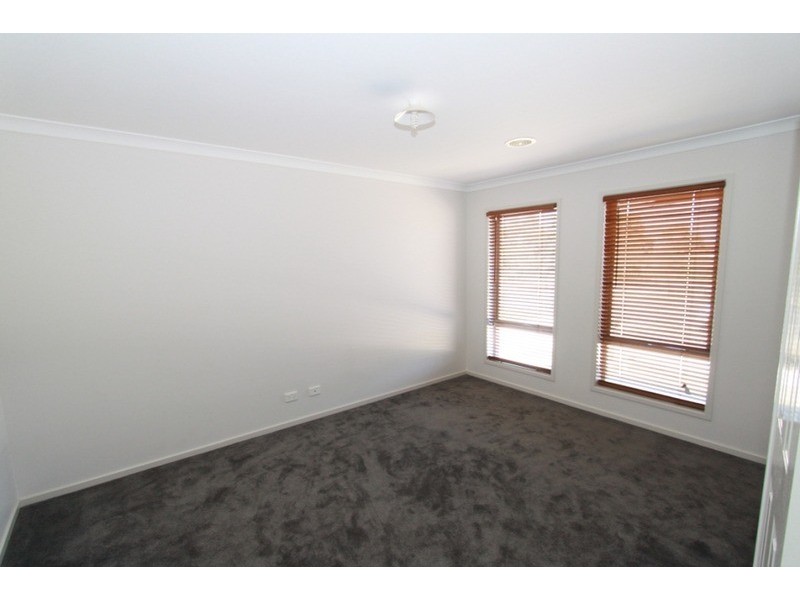 26 Arnolds Creek  Boulevard, Melton West VIC 3337