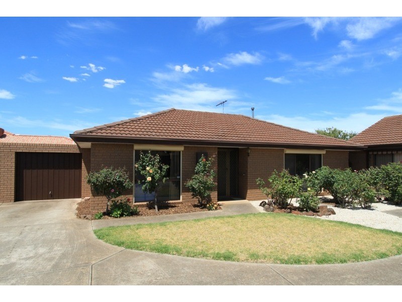 2/16 Creek Street, Melton South VIC 3338