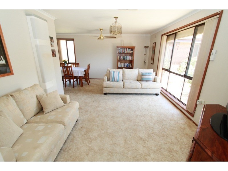 2/16 Creek Street, Melton South VIC 3338