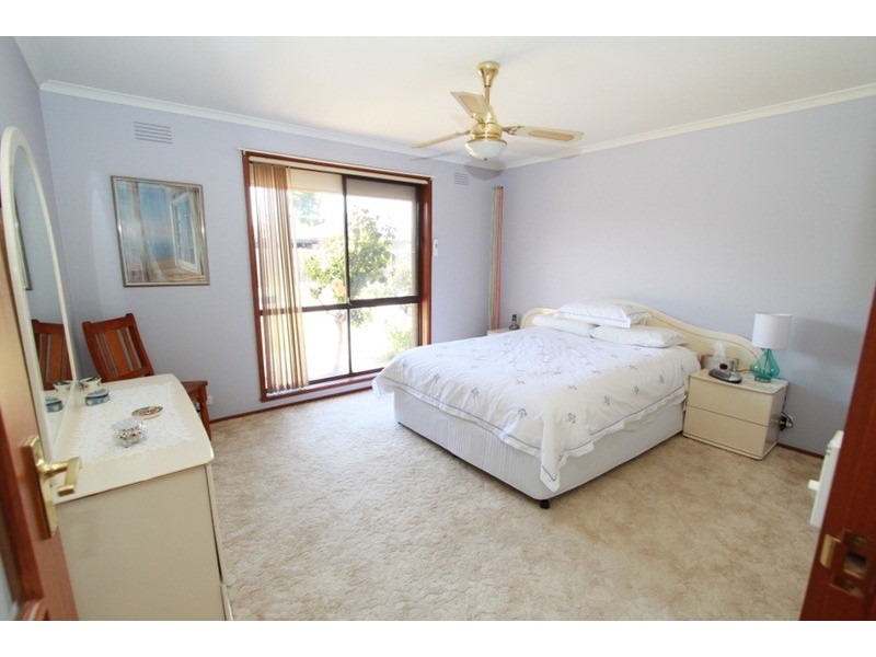 2/16 Creek Street, Melton South VIC 3338